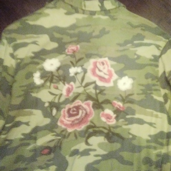 Tops - Picture 3 of 6